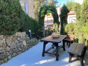 uma mesa de piquenique e duas cadeiras num jardim em Estudio Pedregalejo Garden Málaga em Málaga