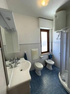 uma casa de banho com um lavatório e um WC em Appartamento nel centro di Sant'Antioco em SantʼAntìoco