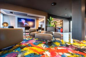 Muraless Art Hotel في كاستل دازانو: لوبي مع أرضية مفروشة بالسجاد ملونة في الغرفة