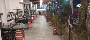 un pasillo de un restaurante con mesas y sillas en Shalom Guest House, en Panaji
