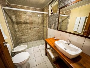 a bathroom with a sink and a toilet and a mirror at Hotel Fazenda Rota dos Cânions in Bom Jardim da Serra +39 photos