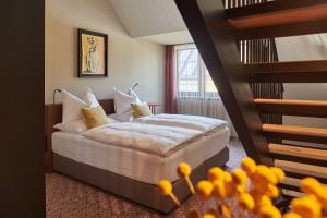 ウィーンにあるWELTWIEN Luxury Art Apartments & Free Parkingのホテルルーム ベッド1台&階段付