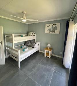 um quarto com 2 beliches e um tecto em Southport Coral em Southport
