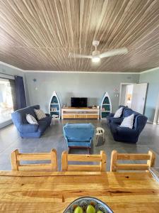 uma sala de estar com dois sofás e uma mesa em Southport Coral em Southport
