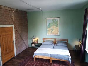 1 dormitorio con 1 cama y un mapa en la pared en zur Friedrichsruh en Oelsnitz/Vogtland