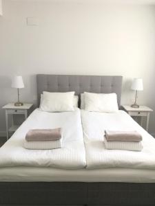 A bed or beds in a room at Duna Beach - Infinity Pool Még 28 kép