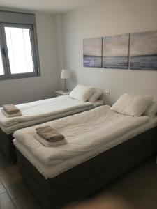 A bed or beds in a room at Duna Beach - Infinity Pool