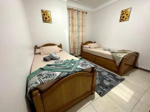2 łóżka pojedyncze w pokoju z: w obiekcie Appartement à Miami - Vu sur mer w Aleksandrii