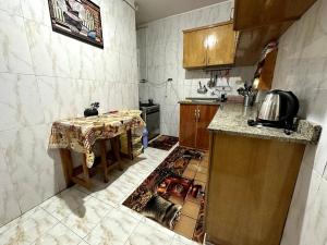 a small kitchen with a table and a sink at Appartement à Miami - Vu sur mer in Alexandria