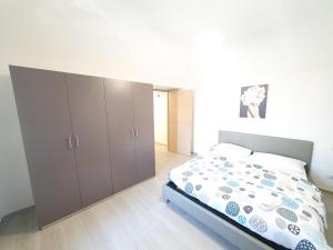 een slaapkamer met een bed en kasten erin bij Appartamento Il Castello in Casale Monferrato