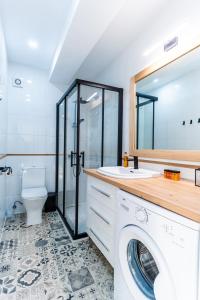 a bathroom with a washing machine and a toilet at Almare Suites Burbujas I - Vistas al mar, golf, junto a la playa in Almería +18 photos