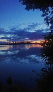 - Vistas al lago por la noche con el cielo en fiskets bästa utgångspunkt, 