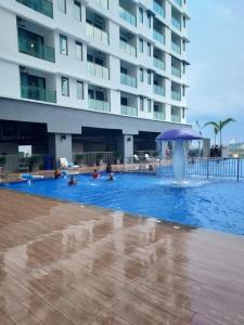 Bazén v ubytování Homestay Casa Mewah Suites 3 Bedroom Bandar Baru Bangi nebo v jeho okolí