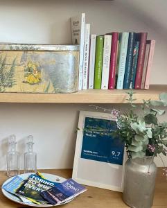 a book shelf with books and a plate on a table at Casa Ginepro via Mazzini in Turin