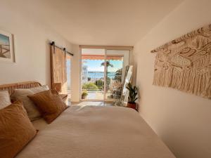 Schlafzimmer mit einem Bett und Meerblick in der Unterkunft PORTAL VELL ALTEA El Port in Alicante