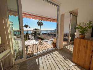einen Balkon mit Meerblick von einem Haus aus in der Unterkunft PORTAL VELL ALTEA El Port in Alicante