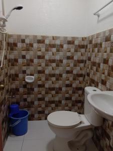 y baño con aseo y lavamanos. en KIMURA PENSION en El Nido