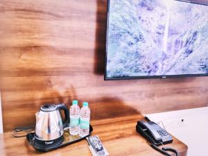 Keerthis Royal Suites - Near International Airport Terminal 1 and 2的咖啡和沏茶工具