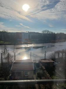 Blick aus einem Fenster auf einen Fluss mit Rauch in der Unterkunft Le Saint Max in Saint-Max