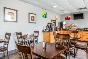 un restaurant avec des tables et des chaises et une cuisine dans l'établissement Quality Inn Austintown-Youngstown West, à Youngstown