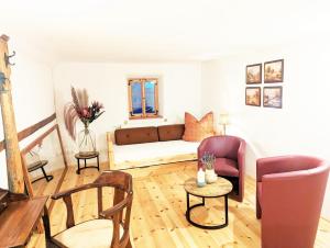 a living room with a couch and a table at Familienurlaub im gemütlichen Umgebindehaus, Seminarhaus in Cunewalde