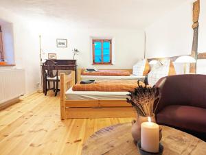 Sala de estar con 2 camas y mesa en Familienurlaub im gemütlichen Umgebindehaus, Seminarhaus en Cunewalde
