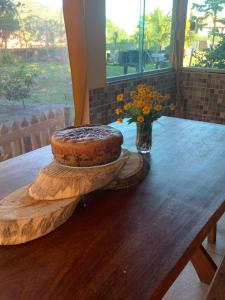 a cake sitting on top of a wooden table at Lazer , Descanso, Pesca e Praia in Iguape