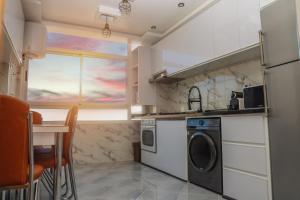 達卡扎特的住宿－Appartement vue sur piscine et sur mer，厨房配有洗衣机和烘干机