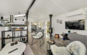 FalenにあるStunning Home In Hemmet With 2 Bedrooms, Wifi And Jacuzziのリビングルーム(ソファ、テーブル付)