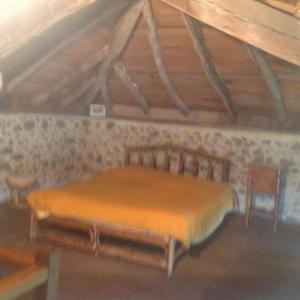 Posteľ alebo postele v izbe v ubytovaní superbe petite maison de caractère dans le Cantal