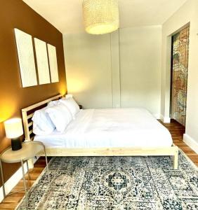 sypialnia z białym łóżkiem z dywanem w obiekcie Best location to see all of Nashville w mieście Nashville