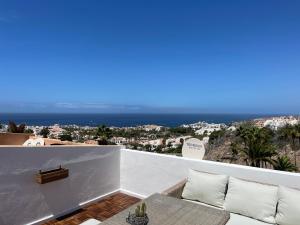 una vista sull'oceano dal balcone di una casa di Sea view Nice apartament in Ocean View ad Adeje