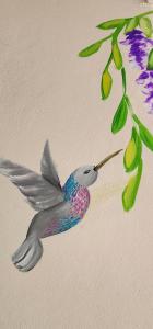 una pintura de un pájaro volando junto a una flor en CASA MARGARITA 3Piso Monoambiente en San Salvador de Jujuy