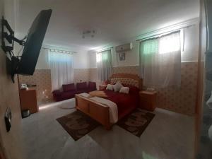 1 dormitorio con 1 cama y 1 sofá en Fès aéroport, en Fez