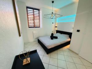 Кровать или кровати в номере Le Gold&Black proximité de Metz