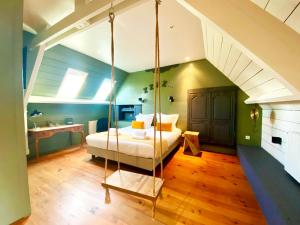 a room with a bed and a swing at Domaine Utah Beach - Le Grand Hard in Sainte-Marie-du-Mont