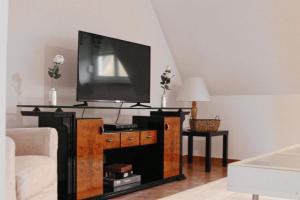 TV a/nebo společenská místnost v ubytování American Ease Apartments - Hahnbach, Vilseck, Weiden