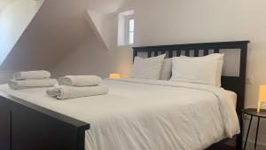 una camera da letto con un grande letto con asciugamani di SORIANO Place a Lisbona