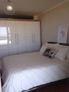 Postel nebo postele na pokoji v ubytování Beachfront Apartment at Seaspray in Blouberg + 9 fotografií