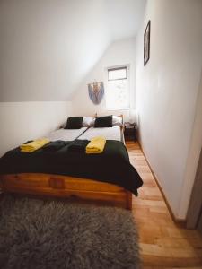 een slaapkamer met een groot bed in een kamer bij Apartament u Edka przy Dolnej II in Świeradów-Zdrój