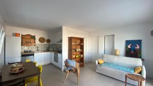 sala de estar con sofá y mesa en Casa Costa Ecologica y de Design con Piscina, Jardin y Parking, en Chiclana de la Frontera