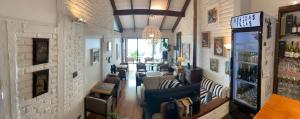 una habitación con sillas y mesas en una tienda en Laura del Mar Hotel Boutique, en Concón