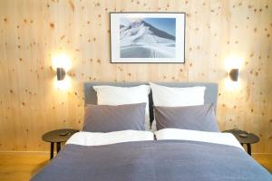 a bedroom with a bed and a snow covered wall at Sonnige Panorama Aussicht bei Davos Lenzerheide in Schmitten