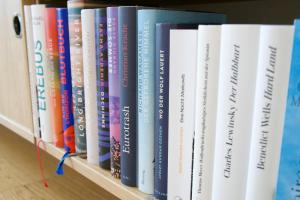 a row of books on a book shelf at Sonnige Panorama Aussicht bei Davos Lenzerheide in Schmitten