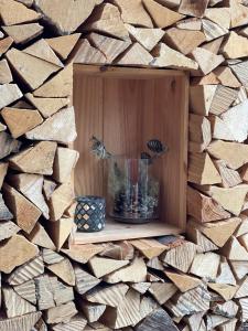 a wall with a wooden shelf with a vase on it at Sonnige Panorama Aussicht bei Davos Lenzerheide in Schmitten