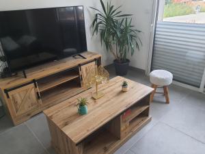 TV a/nebo společenská místnost v ubytování Maison neuve cosy à 20 min des plages #lorient #cosy