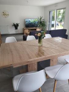 TV a/nebo společenská místnost v ubytování Maison neuve cosy à 20 min des plages #lorient #cosy