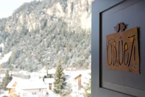 a picture of a mountain with a sign that says die at Sonnige Panorama Aussicht bei Davos Lenzerheide in Schmitten