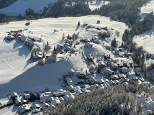 an aerial view of a small village in the snow at Sonnige Panorama Aussicht bei Davos Lenzerheide in Schmitten