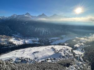 an aerial view of a ski resort in the snow at Sonnige Panorama Aussicht bei Davos Lenzerheide in Schmitten